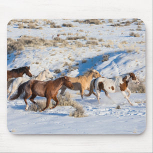 Alfombrilla De Ratón Conducción de caballos en invierno en Hideout Ranc