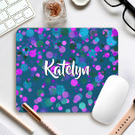 Alfombrilla De Ratón Confeti morado verde azulado turquesa con nombre p<br><div class="desc">Tonos azul turquesa, violeta, rosa y verde sobre un fondo verde azulado oscuro adornan esta moda, un nombre moderno para el ratón. Hace una declaración divertida y elegante cada vez que la usas. ¡Un gran regalo para un amigo, así como para ti mismo! Simplemente teclee el nombre de su elección...</div>