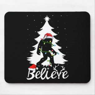 Alfombrilla De Ratón Creyente de Sasquatch llevando árbol de Navidad Bi