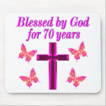 ALFOMBRILLA DE RATÓN CRISTIAN PINK 70TH BIRTHDAY CROSS DISEÑN<br><div class="desc">Este cristiano y alegre de 70 años adorará celebrar cumplir 70 años con este hermoso diseño de 70 años de cruz rosa y mariposa en Tees, bolsas de té, tazas, almohadas y regalos. Delibera a su espiritual y a su Dios amando a los 70 años con un regalo de cumpleaños...</div>