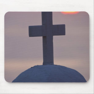 Alfombrilla De Ratón Cruz en la parte superior de la iglesia al atardec