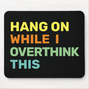 Alfombrilla De Ratón Cuelga Mientras Sobrepienso Este Negro Y Pasteles