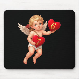Alfombrilla De Ratón Cúpido sosteniendo 6 y 7 corazones meme de San Val