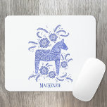 Alfombrilla De Ratón Dala sueca Nombre personalizado del caballo Almoha<br><div class="desc">Un tradicional caballo de Dala de Suecia en azul índigo y blanco. Pintura de arte folclórico escandinavo en Watercolor. Eliminar o cambiar el nombre a personalizar.</div>
