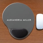 Alfombrilla De Ratón De Gel Gris moderno y Minimalista personalizado<br><div class="desc">Mantén tu escritorio elegante y organizado con esta almohadilla de gel minimalista, personalizada y moderna, con un tipo de letra sans serif blanco con tu nombre. La superficie lisa y el reposo de la muñeca de gel le proporcionarán un cómodo soporte mientras trabaja. Este teclado del ratón es perfecto para...</div>