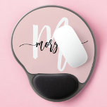 Alfombrilla De Ratón De Gel Guión rosa moderno Nombre del Monograma Girly<br><div class="desc">Elevar su espacio de trabajo con la almohadilla del ratón Gel con el nombre de monograma de escritura moderna rosa. Este elegante bloc de notas presenta un diseño de color rosa moda con un moderno monograma de escritura elegante, que le da un toque personalizado a su escritorio. El colchón de...</div>