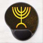 Alfombrilla De Ratón De Gel Menorah Flame<br><div class="desc">Una representación digital de la menorah judía de siete ramas (hebreo: מְ נ וֹ רָ ‎). La menorah de siete ramas, utilizada en el santuario portátil establecido por Moisés en el desierto y más tarde en el Templo en Jerusalén, ha sido un símbolo del judaísmo desde la antigüedad y es...</div>