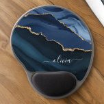 Alfombrilla De Ratón De Gel Monograma de oro de Geode Blue Agate de Marina<br><div class="desc">Monograma de la Marina Azul y el Relieve metalizado dorado Agate Geode Hermoso Nombre de guión elegante Mousepad (ratón). Esto hace que el dulce perfecto 16, 13, 15, 16, 18, 21, 30, 40, 50, 60, 70, 80, 90, 100 cumpleaños, boda, ducha de novia, aniversario, regreso a la escuela, ducha de...</div>