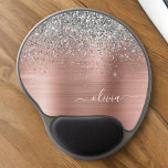 Alfombrilla De Ratón De Gel Monograma del Rosa Metalizado de plata dorada cepi<br><div class="desc">Oro Rosa - Purpurina de espuma metálica del Relieve metalizado Rubor rosa y plateado Faux cepillado Nombre Metalizado del Monograma y Mousepad inicial (Pad del ratón). Esto hace que el dulce perfecto cumpleaños 16, boda, ducha de novia, aniversario, ducha de bebé o fiesta de soltera sea regalo para alguien que...</div>