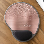 Alfombrilla De Ratón De Gel Monograma Rosa Metalizado de Purpurina rosa dorado<br><div class="desc">Oro Rosa - Purpurina de espuma metálica de Relieve metalizado de imitación rosada de Rubor Cepillado Nombre Metalizado del Monograma y Mousepad inicial (almohadilla del ratón). Esto hace que el dulce perfecto cumpleaños 16, boda, ducha de novia, aniversario, ducha de bebé o fiesta de soltera sea regalo para alguien que...</div>