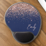 Alfombrilla De Ratón De Gel Nombre azul de la Marina Purpurina de oro rosa de<br><div class="desc">Nombre del Monograma del Purpurina de la espuma azul y terracota y Mousepad inicial (almohadilla del ratón). Esto hace que el dulce perfecto cumpleaños 16, boda, ducha de novia, aniversario, ducha de bebé o fiesta de soltera sea regalo para alguien que ama el lujo glam y los estilos de moda....</div>