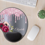 Alfombrilla De Ratón De Gel Nombre de flores metálicas plateadas de purpurina<br><div class="desc">Purpurina de imitación rosa goteo,  pinta goteo sobre un fondo falso plateado metálico. Flores de color burdeos y oro rosa. Plantilla para su nombre. El nombre en oro rosa está escrito con una escritura de estilo moderno y a la moda con letras a mano.</div>