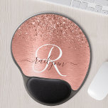 Alfombrilla De Ratón De Gel Nombre del monograma del Purpurina Metalizado cepi<br><div class="desc">Personalice fácilmente este diseño de diseño de almohadillas de ratón de moda con un purpurina brillante de oro rosa bonito sobre un fondo metálico rosa cepillado de oro.</div>