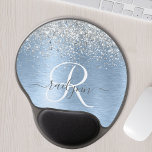 Alfombrilla De Ratón De Gel Nombre del monograma del Purpurina plateado Metali<br><div class="desc">Personalice fácilmente este diseño de diseño de almohadillas de ratón de moda con purpurina brillante de bonito plateado sobre un fondo metálico de cepillado azul.</div>