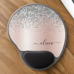 Alfombrilla De Ratón De Gel Oro Rosa - Monograma Purpurina Rubor rosado platea<br><div class="desc">Oro Rosa - Purpurina de espuma metálica del Relieve metalizado Rubor rosa y plateado Faux cepillado Nombre Metalizado del Monograma y Mousepad inicial (Pad del ratón). Esto hace que el dulce perfecto cumpleaños 16, boda, ducha de novia, aniversario, ducha de bebé o fiesta de soltera sea regalo para alguien que...</div>