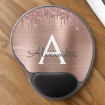 Alfombrilla De Ratón De Gel Oro Rosa - Nombre Metalizado del monograma del Pur<br><div class="desc">Oro Rosa - Purpurina de espuma metálica de Relieve metalizado de imitación rosada de Rubor Cepillado Nombre Metalizado del Monograma y Mousepad inicial (almohadilla del ratón). Esto hace que el dulce perfecto cumpleaños 16, boda, ducha de novia, aniversario, ducha de bebé o fiesta de soltera sea regalo para alguien que...</div>