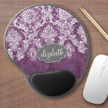 Alfombrilla De Ratón De Gel Patrón de Damasco de Grunge Purple Plum con nombre<br><div class="desc">Un patrón vintage con un diseño de pizarra y encaje. Eche un vistazo a las flores y hojas.Un diseño moderno con colores y elegancia en tonos de joyas. Los elementos son más fáciles de personalizar cuando se reemplazan primero todo el texto y las fotos. Si su arte todavía necesita ser...</div>