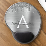 Alfombrilla De Ratón De Gel Purpurina plateado Nombre de monograma Metalizado<br><div class="desc">Purpurina de espuma metálica de Relieve metalizado Faux plateado Cepillado Nombre de monograma Metalizado y Mousepad inicial (almohadilla del ratón). Esto hace que el dulce perfecto cumpleaños 16, boda, ducha de novia, aniversario, ducha de bebé o fiesta de soltera sea regalo para alguien que ama el lujo glam y los...</div>