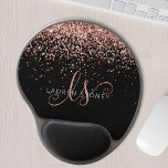 Alfombrilla De Ratón De Gel Rosa Oro Rubor Purpurina rosa Glam Monograma Nombr<br><div class="desc">Glam Rosa Purpurina Oro Elegante Monograma Gel Mouse Pad. Personalice fácilmente este diseño de moda de almohadillas de ratón de gel de moda con elegante purpurina brillante de oro rosa sobre un fondo negro. El diseño incluye su monograma manuscrito con remolques de bonito y su nombre.</div>