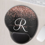 Alfombrilla De Ratón De Gel Rosa personalizado Purpurina de oro Monograma de e<br><div class="desc">Personalice fácilmente este elegante diseño de moda de la almohadilla del ratón gel con un purpurina brillante rosa de oro sobre un fondo metálico negro cepillado.</div>