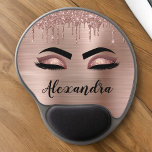 Alfombrilla De Ratón De Gel Rosa Purpurina dorado Esparkle Eyelashes Monograma<br><div class="desc">Rosa Relieve metalizado de imitación dorada Purpurina de espuma metálica cepillado Nombre de monograma Metalizado y pestañas iniciales (pestañas), Extensiones de pestañas y almohadilla de ratón rosa Rubor Oyes (mousepad). El diseño hace que el dulce perfecto cumpleaños 16, boda, ducha de novia, aniversario, ducha de bebé o despedida de soltera...</div>