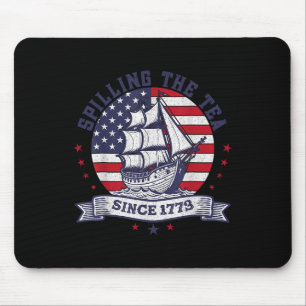 Alfombrilla De Ratón De Julio Derramando El Té Desde La Enseñanza De Hi