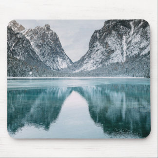 Alfombrilla de ratón del lago de la montaña tranqu
