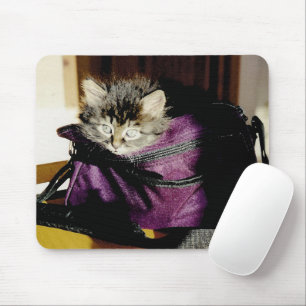 Alfombrilla De Ratón Despierta Gatito En Una Bolsa De Borgoña