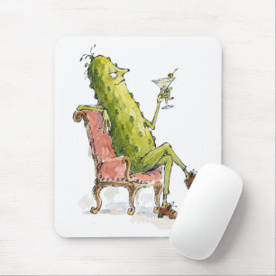 Alfombrilla De Ratón Dill Pickle en una silla con un Martini
