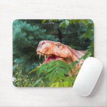 Dinosaurio en el bosque. 