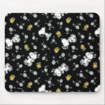 Alfombrilla De Ratón Diversión y flores de Snoopy & Woodstock<br><div class="desc">Echa un vistazo a este diseño super lindo con Snoopy & Woodstock deteniéndose para oler las flores.</div>