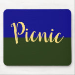 Alfombrilla De Ratón Diviértete con texto de PICNIC elegante en azul re<br><div class="desc">Este diseño moderno de la naturaleza presenta "Picnic" centrado y escrito en hermosa escritura amarilla cálida a lo largo del diseño. La mitad superior del fondo del diseño es un hermoso azul real profundo,  y la mitad inferior es un elegante verde bosque terroso.</div>