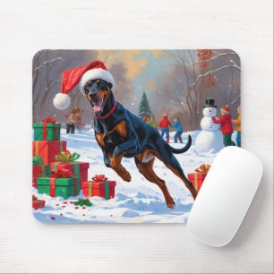 Alfombrilla De Ratón Doberman corriendo en la nieve con sombrero de Nav