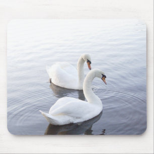 Alfombrilla De Ratón Dos cisnes nadando en un lago tranquilo