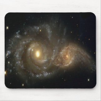 Alfombrilla De Ratón Dos Galaxias Espirales Colidiando En El Espacio Mo