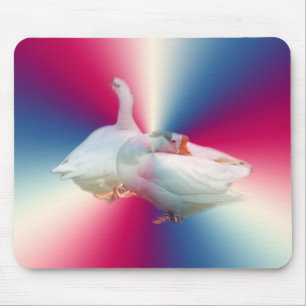 Alfombrilla De Ratón dos gansos blancos en un fondo elegante.