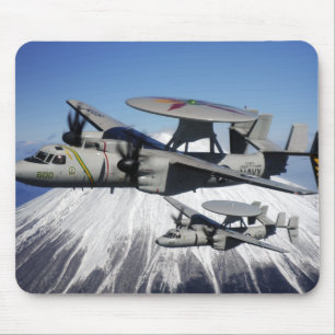 Alfombrilla De Ratón Dos Hawkeyes E-2C conducen un vuelo