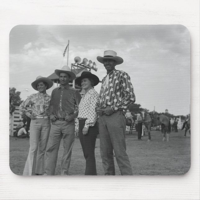 Alfombrilla De Ratón Dos hombres y dos mujeres en un rodeo (Frente)