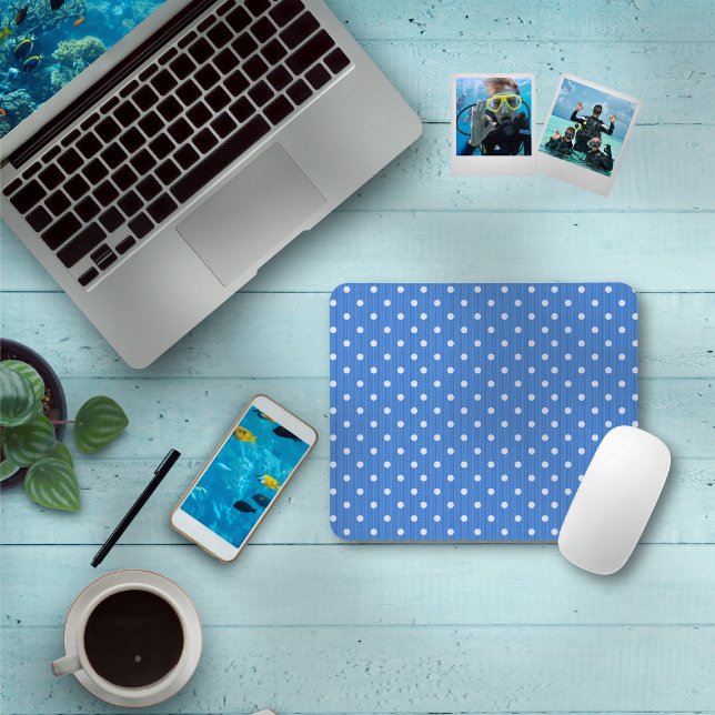 Alfombrilla De Ratón Dotty Delight Blue (A Dotty Delight Blue Mouse Pad is on the table. )