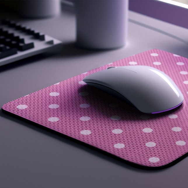 Alfombrilla De Ratón Dotty Delight Pink (A Dotty Delight Pink Mouse Pad is on the desk. )