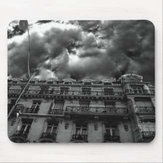 Alfombrilla De Ratón Dramático edificio de apartamentos en el cielo