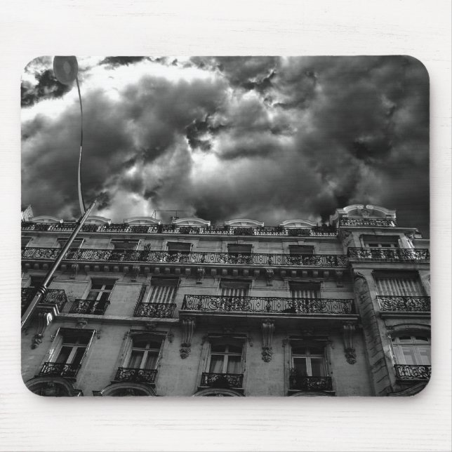 Alfombrilla De Ratón Dramático edificio de apartamentos en el cielo (Frente)