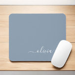 Alfombrilla De Ratón Dusty Blue Modern Script Elegante Nombre Monograma<br><div class="desc">Monograma azul turbio Añade tu propio nombre Mousepad (almohadilla del ratón). Esto hace que el dulce perfecto cumpleaños 16,  boda,  ducha de novia,  aniversario,  ducha de bebé o fiesta de soltera sea regalo para alguien que ama el lujo glam y los estilos de moda.</div>