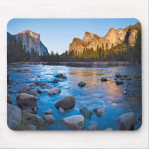 Alfombrilla De Ratón EE.UU., California. Reflexiones rocosas en Merced
