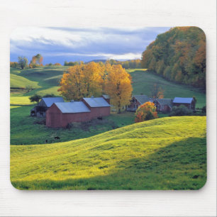 Alfombrilla De Ratón EE. UU., Vermont, granja Jenne. Colinas verdes ond
