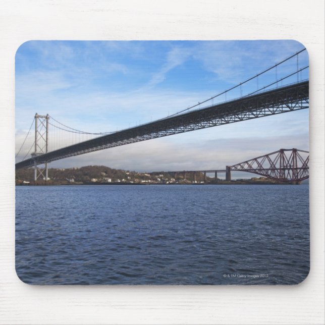 Alfombrilla De Ratón El Forth Road Bridge en primer plano es una suspen (Frente)