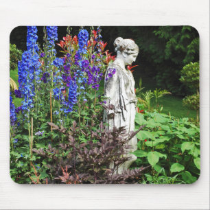 Alfombrilla De Ratón El jardín de flores del delfinio azul y la estatua