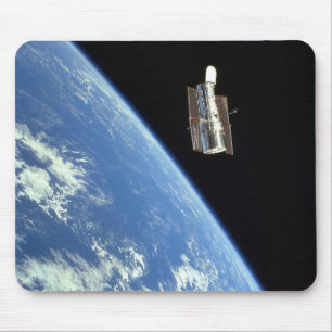 Alfombrilla De Ratón El telescopio espacial de Hubble con una tierra