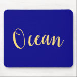 Alfombrilla De Ratón Elegante guión azul azul azul brillante azul marin<br><div class="desc">En un día despejado,  a orillas del mar...  Este diseño de color de la costa presenta un gran "océano" centrado escrito en un texto festivo y elegante de escritura amarilla cálida.  El fondo de este diseño minimalista moderno es un riquísimo azul real.</div>