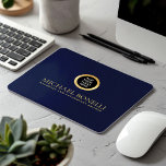 Alfombrilla De Ratón Elegante logotipo de la ROUND de oro de cuero azul<br><div class="desc">Mejore su área de trabajo con esta almohadilla de ratón de impresión de cuero azul NAVY, diseñada para combinar estilo y funcionalidad. Con un lujoso logotipo dorado y la opción de añadir dos líneas de texto personalizado, este teclado del ratón es perfecto para personalizar con su nombre, negocio, firma o...</div>